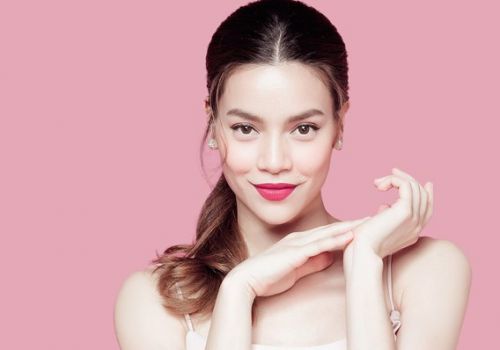 Học theo cách tô son bằng son kem lì đẹp đúng chuẩn từ Hồ Ngọc Hà