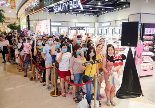 Đông nghẹt cư dân hội nghiện make up chen chút nhau để tận tay rinh về