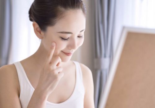 Trang điểm với cushion: Làm sao để lớp nền không bị mốc?